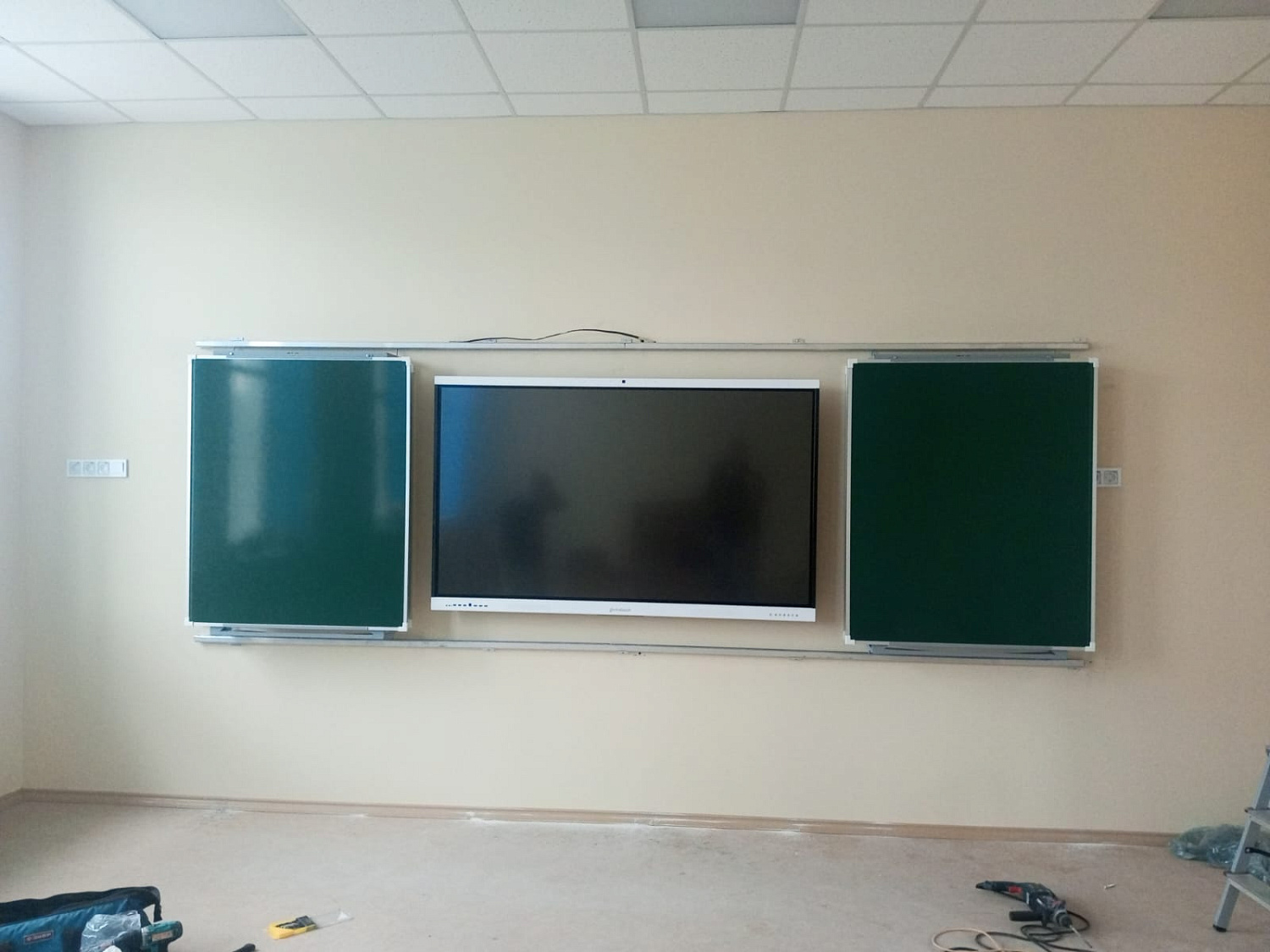 Поставка и установка интерактивного программно-аппаратного комплекса с рельсовой системой 75 дюймов в МАОУ "СОШ № 53 Г. ЧЕЛЯБИНСКА"